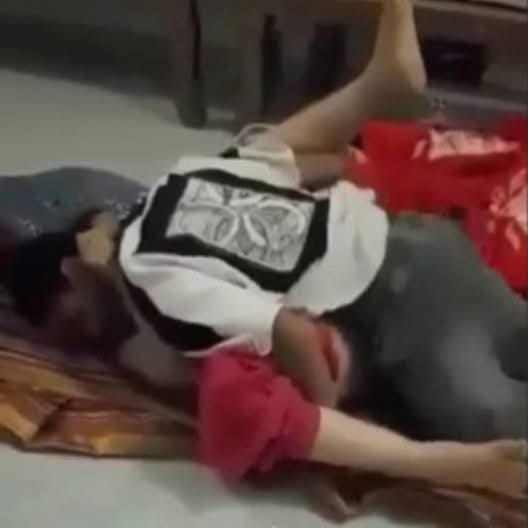 Sa video, dalawang Pinay OFW ang nakuhang nagtuturo o nagpapasaya sa kanilang dalawang menor de edad na alaga — isa ay 14 taong gulang at ang